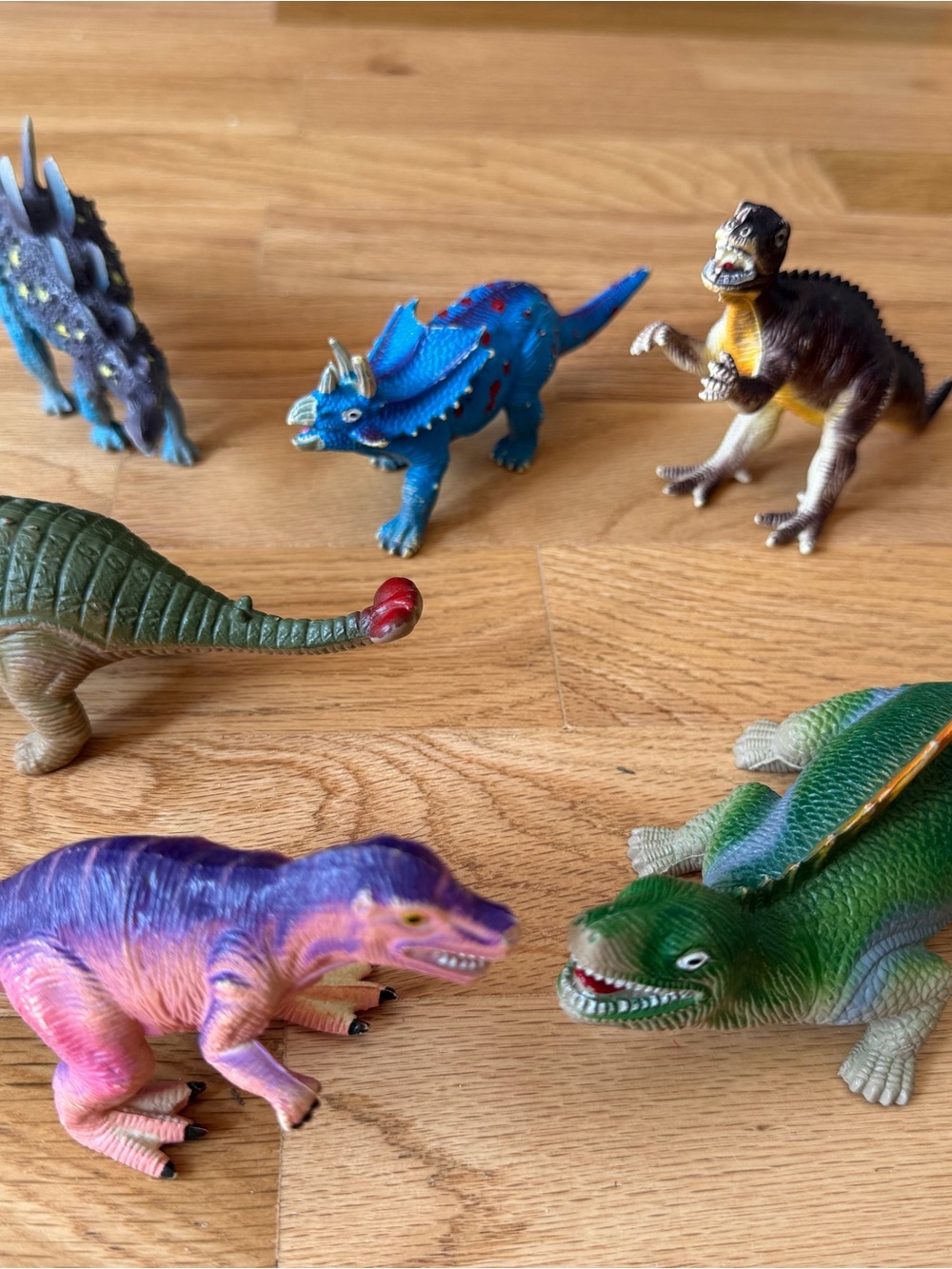 Dinosaur figures (6)